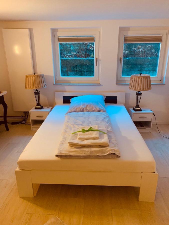 Souterrain Zimmer Mit Separatem Eingang Und Bad Dusseldorf Exterior photo
