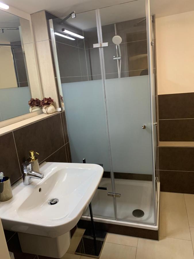 Souterrain Zimmer Mit Separatem Eingang Und Bad Dusseldorf Exterior photo