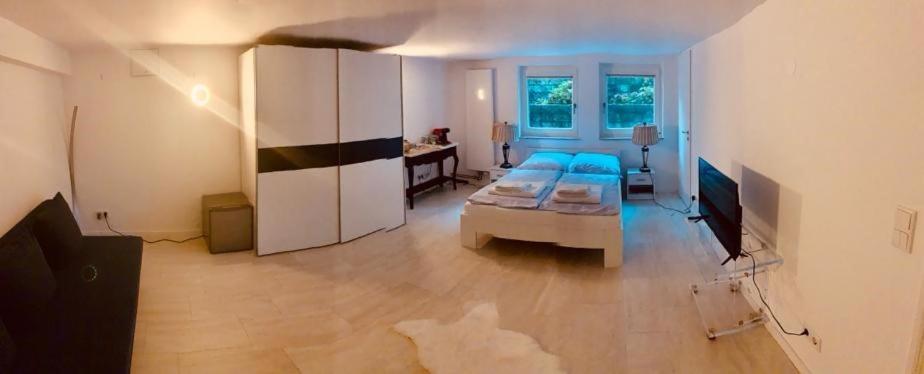 Souterrain Zimmer Mit Separatem Eingang Und Bad Dusseldorf Exterior photo
